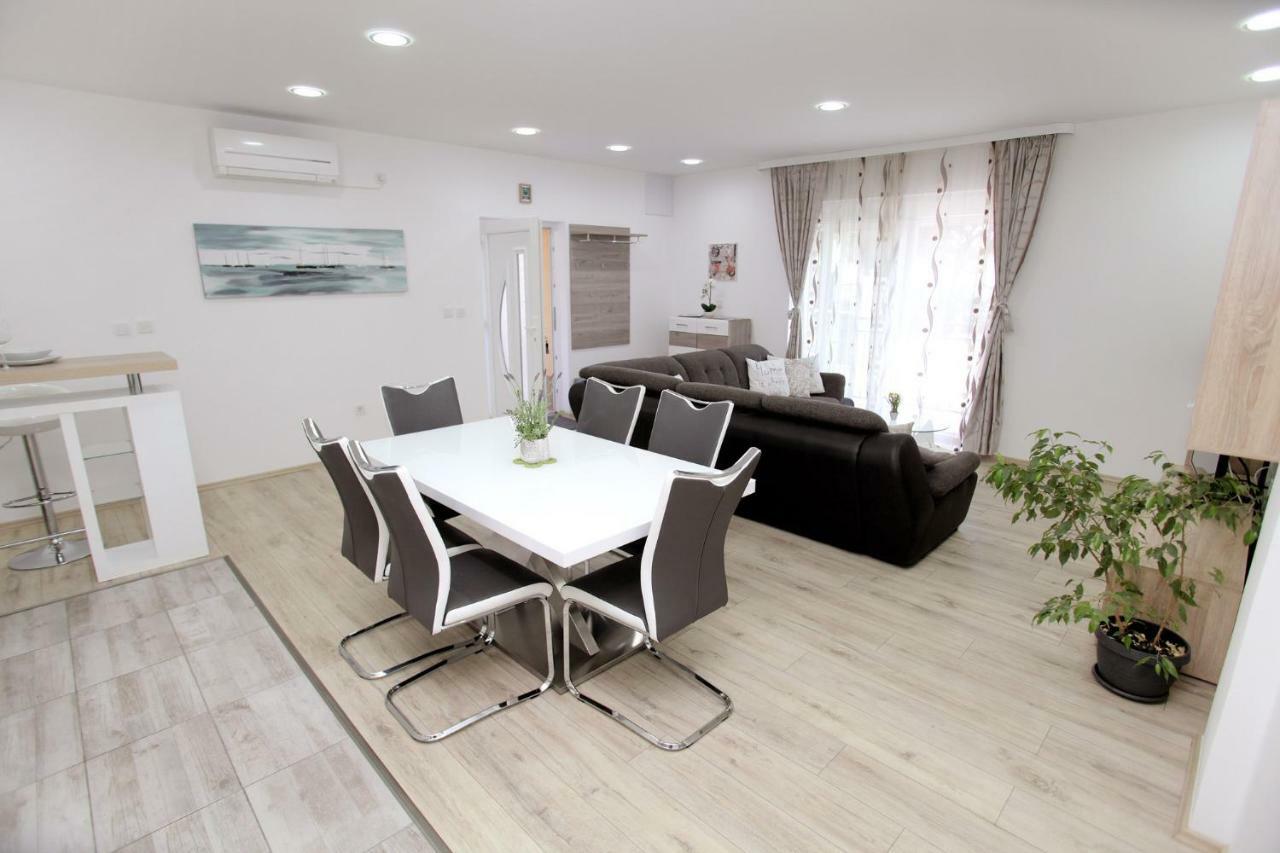 Apartments Viki Trogir Exterior foto