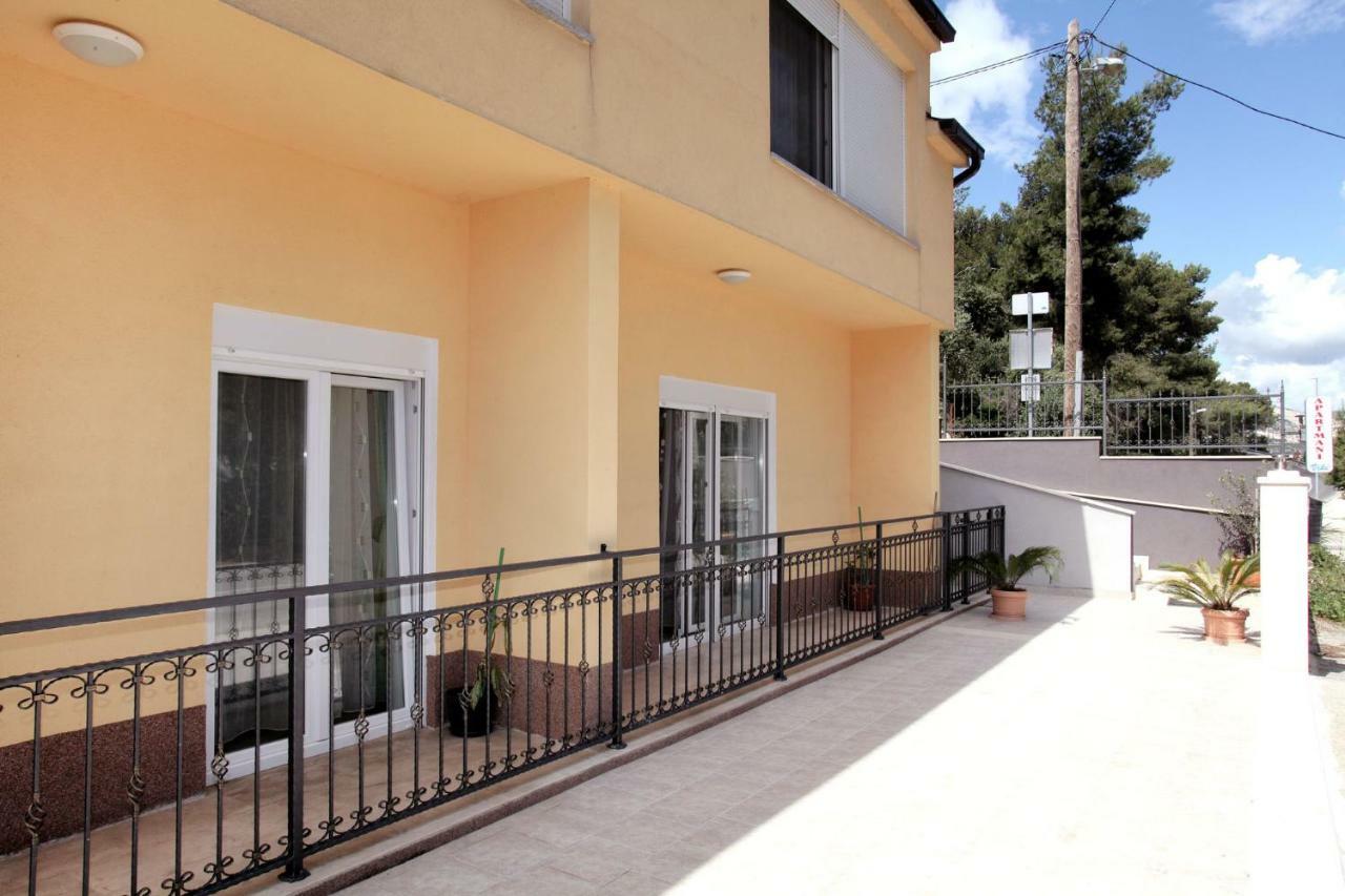 Apartments Viki Trogir Exterior foto